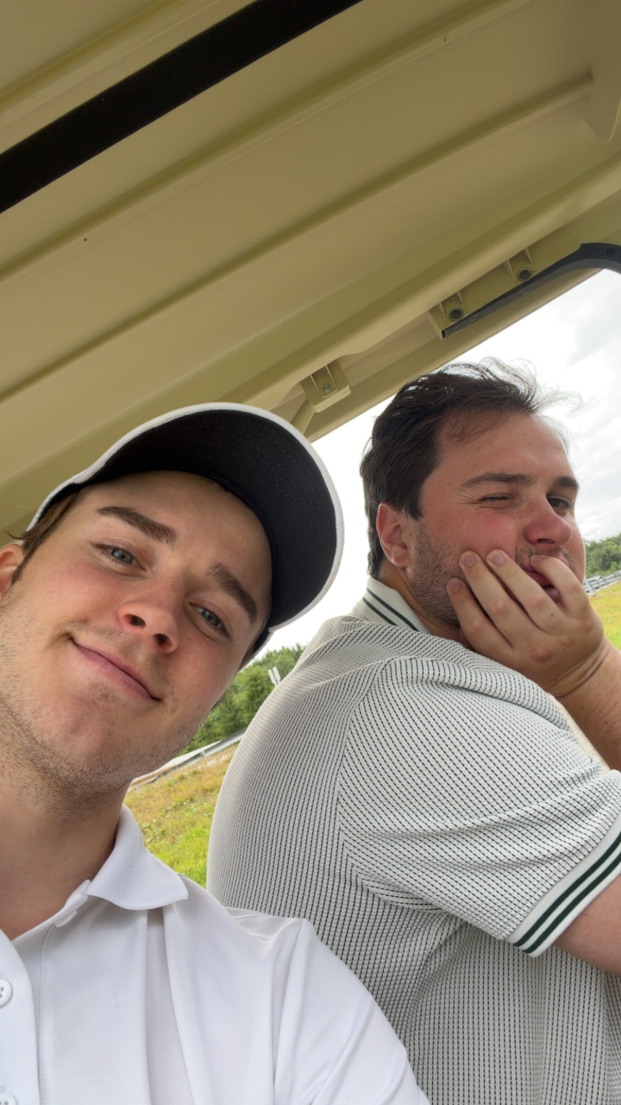Et øyeblikk fra golfturen til Christian og Christian